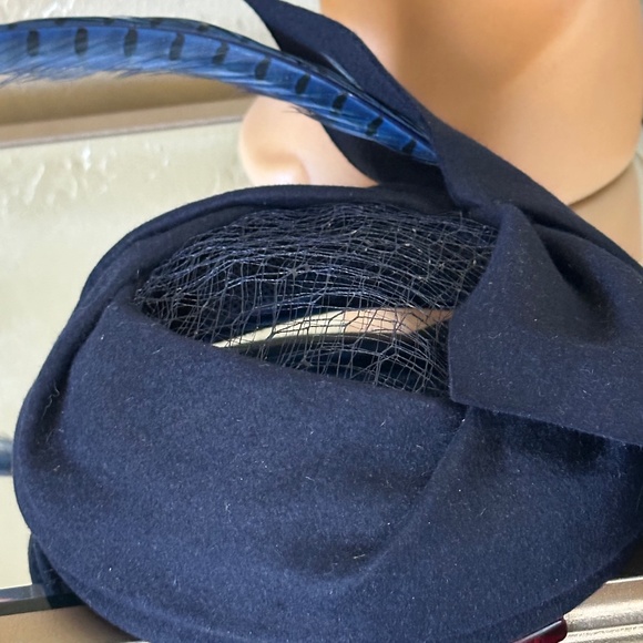 SOPHISTICATED 1950's NAVY FELT  HAT + VERY LONG FEATHER, OPEN CROWN & BOW - Picture 11 of 15